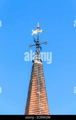 Ein traditionelles Wettervane auf dem Kirchturm, London, Großbritannien Stockfoto