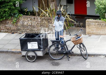 'Bread by Bike', eine kleine unabhängige Bäckerei, die einen mit dem Fahrrad betriebenen Lieferservice anbietet, mit Sitz in North London, Großbritannien Stockfoto