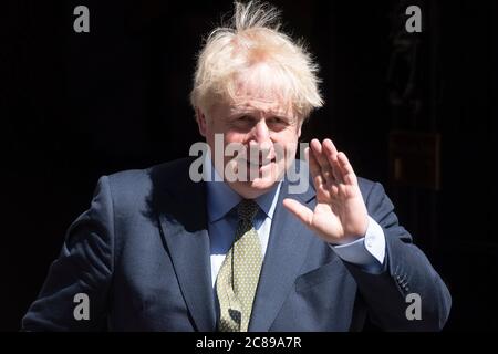 London, Großbritannien. Juli 2020. Der britische Premierminister Boris Johnson (L) verlässt am 22. Juli 2020 die Downing Street 10, um Fragen des Premierministers im britischen Unterhaus zu stellen. Quelle: Ray Tang/Xinhua/Alamy Live News Stockfoto