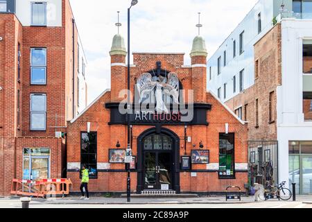 Das Arthouse Independent Cinema in Crouch End, eine Drahtskulptur eines Engels über dem Eingang, North London, Großbritannien Stockfoto