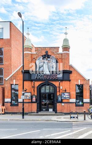 Das Arthouse Independent Cinema in Crouch End, eine Drahtskulptur eines Engels über dem Eingang, North London, Großbritannien Stockfoto