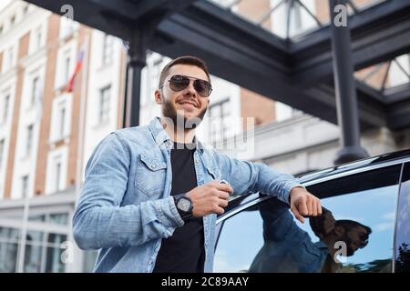 Lächelnd glücklicher Mann hat ein Geschenk von seiner Frau. Glückliche Momente. Geschenk von Freundin. Nahaufnahme Foto Stockfoto