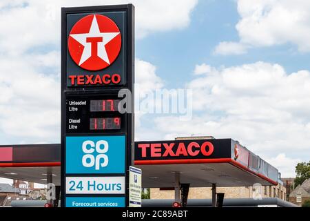 Texaco-Tankstelle und Co-Op 24-Stunden-Mini-Supermarkt in Crouch End, London, Großbritannien Stockfoto