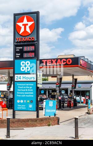 Texaco-Tankstelle und Co-Op 24-Stunden-Mini-Supermarkt in Crouch End, London, Großbritannien Stockfoto