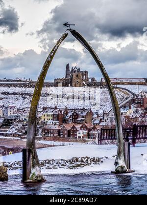 Whalebone Arch und Blick auf Whitby Abbey, Whitby, North Yorkshire, Großbritannien Stockfoto