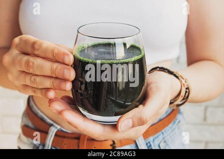 Frau hält Glas mit gesunden Spirulina trinken Nahaufnahme Stockfoto