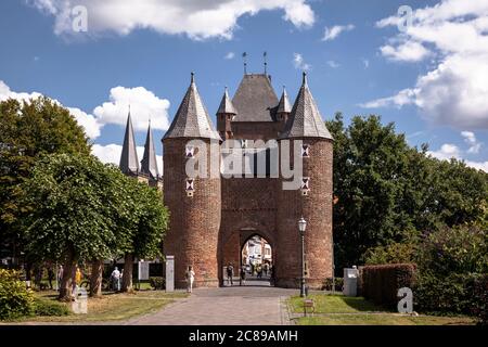 Das alte Stadttor, Klever Tor, erbaut 1393, im Hintergrund die Kirchtürme des Doms, Xanten, Nordrhein-Westfalen, Deutschland. das 1393 erbaute Stockfoto