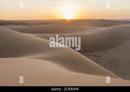 Sonnenuntergang an Sanddünen in Vietnam, Mui Ne Stockfoto