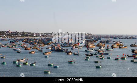 Hunderte von Fischerbooten legen im Hafen Mui Ne in Vietnam an Stockfoto