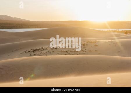 Sonnenuntergang über Sanddünen in Mui Ne Vietnam Stockfoto