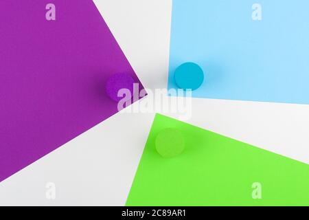 Farbiges Papier in geometrischer Form. Helle Farbe Papier Textur Hintergrund. Trendfarben, geometrischer Papierhintergrund. Bunt von weichem Papier Hintergrund. Stockfoto