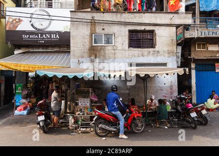 Chaotische Essensstände auf der Straße in Vietnam Stockfoto