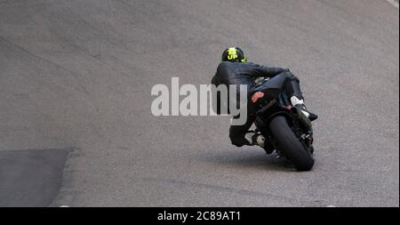 Junger Mann Reiten große Motorrad schiefen Kurve auf Asphalt Autobahnen Straße Stockfoto