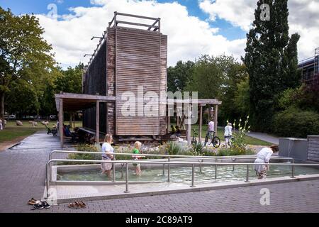 Graduierturm und Wassertretbecken der kneippanlage im Kurpark, Xanten, Nordrhein-Westfalen, Deutschland. Gradierwerk und Wassertr Stockfoto
