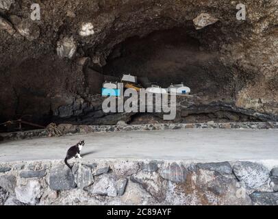 Eingelagertes Fischerboot Barge in Cueva de Candelaria, Piratenhöhle Poris de Candelaria, kleines verstecktes Fischerdorf in der Nähe von Tijarafe, La Palma, Kanarische Inseln Stockfoto