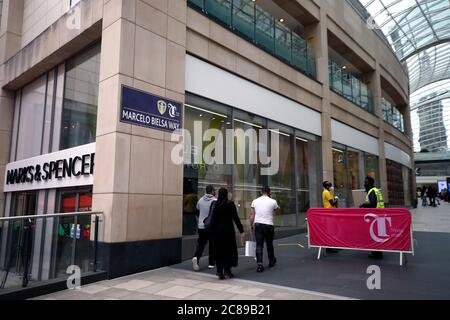 Allgemeine Ansicht einer Straße in Trinity Leeds Einkaufszentrum wurde umbenannt Marcelo Bielsa Way. Stockfoto