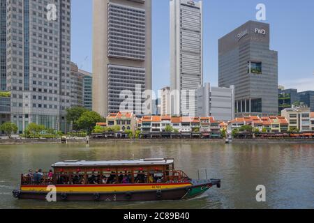 Kontrast zwischen dem alten und dem neuen Singapur am Ufer des Singapore River, mit hohen Wolkenkratzern und traditionellen Ladenhäusern Stockfoto