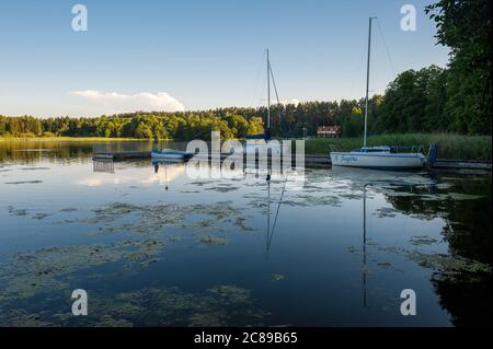 Pluszne See, Mierki, Gmina Olsztynek, in der Region Olsztyn, Woiwodschaft Warmian-Masuren, im Norden Polens Stockfoto