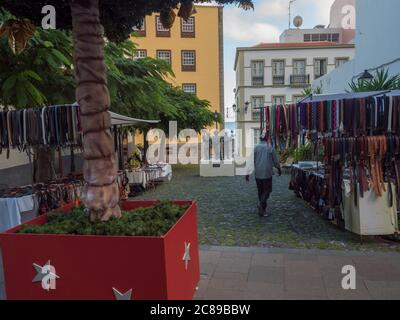 Santa Cruz de la Palma, La Palma, Kanarische Inseln, Spanien, 19. Dezember 2019: Plaza Cale Vandale Platz im Zentrum von Santa Cruz mit Marktstand und Frau Stockfoto