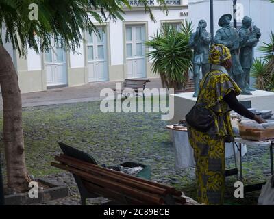 Santa Cruz de la Palma, La Palma, Kanarische Inseln, Spanien, 19. Dezember 2019: Afrikanischer Verkäufer, der Schmuck und Leder auf dem Plaza Vandale verkauft Stockfoto