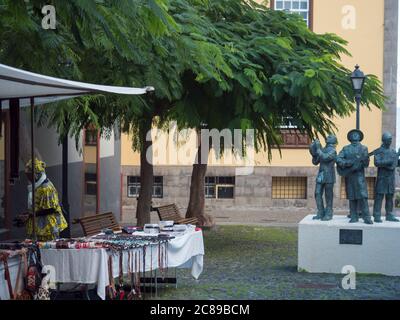 Santa Cruz de la Palma, La Palma, Kanarische Inseln, Spanien, 19. Dezember 2019: Plaza Cale Vandale Platz im Zentrum von Santa Cruz mit Marktstand und Frau Stockfoto