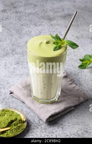 Dalgona Iced Matcha Tee. Geschlagene weiße Eier mit Matcha-Tee wird der Milch mit Eis hinzugefügt. Stockfoto