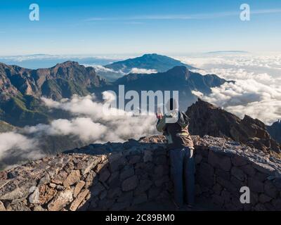 Mann Tourist Takeing Bild des Vulkankraters Caldera de Taburiente Natoional Park vom Gipfel des Roque de los aus gesehen Aussichtspunkt Muchachos Stockfoto