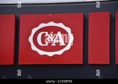 Eupen, Belgien. Juli 2020. Schreiben des Textilunternehmens und Handel C A in einer Filiale. Quelle: Horst Galuschka/dpa/Alamy Live News Stockfoto