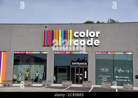 Eupen, Belgien. Juli 2020. Schreiben der Textilfirma und Handel Color Code in einer Filiale. Quelle: Horst Galuschka/dpa/Alamy Live News Stockfoto