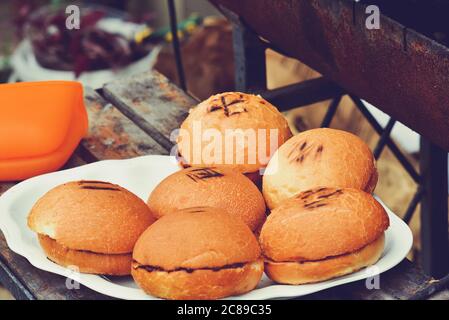 Nahaufnahme von Burger aus Gemüse und Rindfleisch. Kochen hausgemachte Burger. Stockfoto