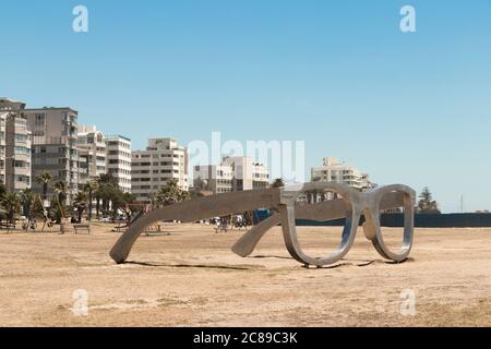 Riesige Gläser oder Sonnenbrillen auf der Sea Point Strandpromenade in Südafrikas Kapstadt. Stockfoto