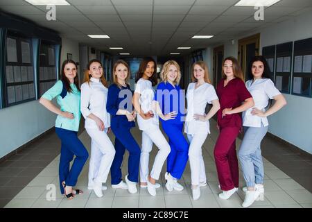 Krankenpflegeschule. Gruppe von professionellen Medizinstudenten mit gemischter Rasse. Personal Chirurgen Ärzte. Medizin und Gesundheitskonzept Stockfoto