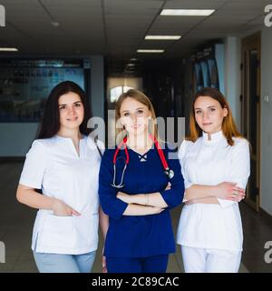 Krankenpflegeschule. Gruppe von professionellen Medizinstudenten in Scrubs. Personal Chirurgen Ärzte. Medizin und Gesundheitskonzept Stockfoto
