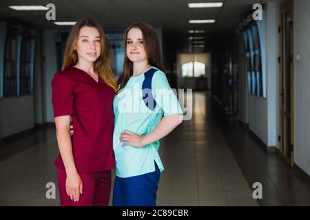 Krankenpflegeschule. Zwei der professionellen Medizinstudenten in Scrubs. Personal Chirurgen Ärzte. Medizin und Gesundheitskonzept Stockfoto