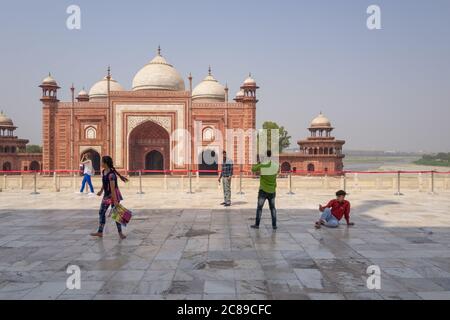 Besucher vor der Moschee gegenüber dem Taj Mahal, am südlichen Ufer des Flusses Yamuna in Agra, Indien Stockfoto