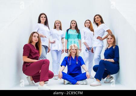 Krankenpflegeschule. Gruppe von professionellen Medizinstudenten mit gemischter Rasse. Personal Chirurgen Ärzte. Medizin und Gesundheitskonzept Stockfoto