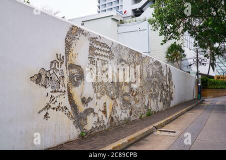 Der portugiesische Künstler Alexandre Farto schuf dieses Kunstwerk an der Wand der portugiesischen Botschaft in Bangok. Sein Künstlername ist Vhils Stockfoto