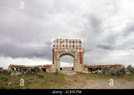 Torbogen des verlassenen Schulgebäudes in der Geisterstadt in der Wüste von Nord-Nevada bei Wells Stockfoto