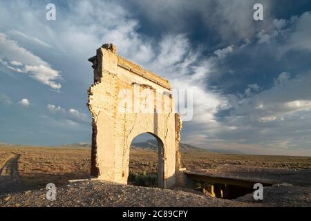 Torbogen des verlassenen Schulgebäudes in der Geisterstadt in der Wüste von Nord-Nevada bei Wells Stockfoto