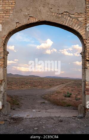 Torbogen des verlassenen Schulgebäudes in der Geisterstadt in der Wüste von Nord-Nevada bei Wells Stockfoto