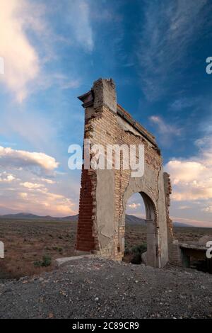 Torbogen des verlassenen Schulgebäudes in der Geisterstadt in der Wüste von Nord-Nevada bei Wells Stockfoto