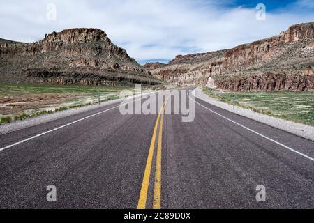 Verengt sich entlang des Nevada Highway 318 in der Wüste von Lincoln County Stockfoto