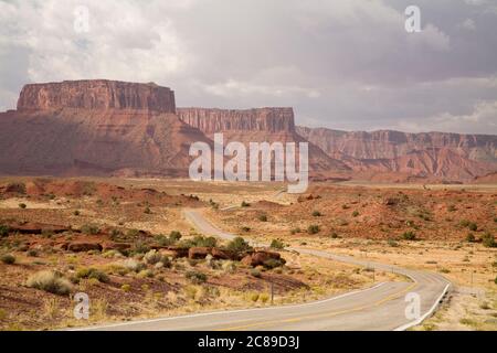 Blick auf den Highway 128 bei Mesas im Castle Valley entlang des Colorado River in der Nähe von Moab, Utah Stockfoto