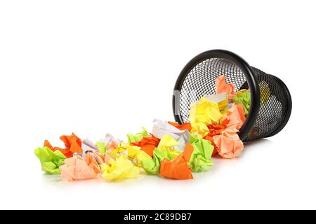 Papierkorb mit bunten und zerknittert Papier Notizen isoliert auf weiß Stockfoto