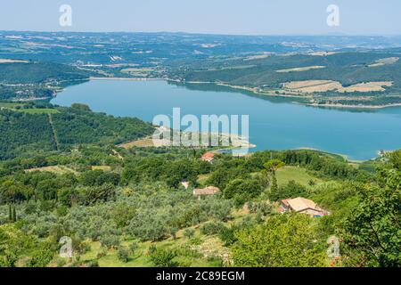 Panoramablick auf den Corbara See, in der Provinz Terni, Umbrien, Italien. Stockfoto