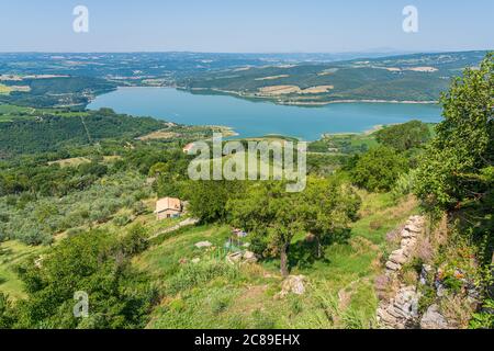 Panoramablick auf den Corbara See, in der Provinz Terni, Umbrien, Italien. Stockfoto