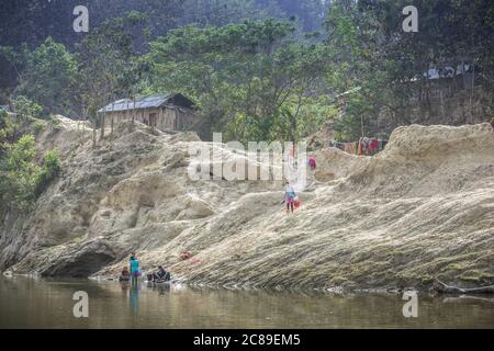 Chittagong, Bangladesch, 25. Februar 2016: Menschen an einem Fluss im ländlichen Bangladesch Stockfoto