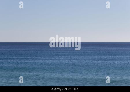 Das Tyrrhenische Meer mit ruhigem Wasser, klarem Himmel, Horizont über Wasser. Aufgenommen von der Insel Ischia vor der Küste bei Neapel, Italien. Keine Personen. Stockfoto