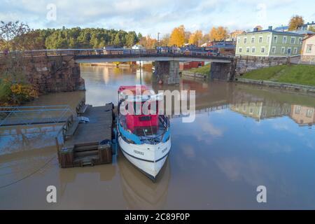 PORVOO, FINNLAND - 19. OKTOBER 2019: Altes Schiff am Pier auf dem Porvoonjoki Fluss an einem Herbsttag (Quadrocopter-Schuss) Stockfoto