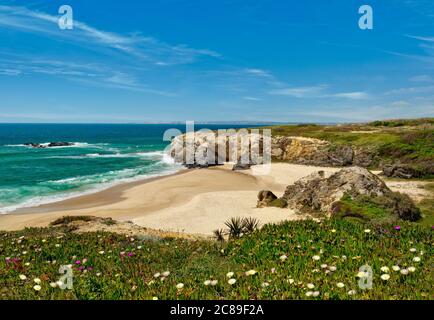 Ein leerer Strand in Porto Covo, der Praia da Serra de Agua, der Alentejo Küste Stockfoto